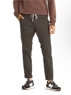 Vuori Ripstop Pants in a charcoal or dark gray color size medium